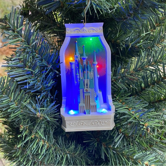 2018 Hallmark rare repaint Disney Cinderella's castle light sound ornament - Picture 7 of 12